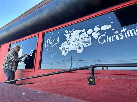 Artist adds holiday cheer to Manor cafe